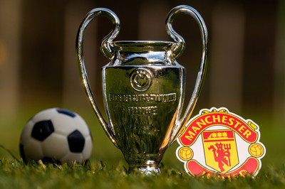 Manchester United Crest and Trophy
